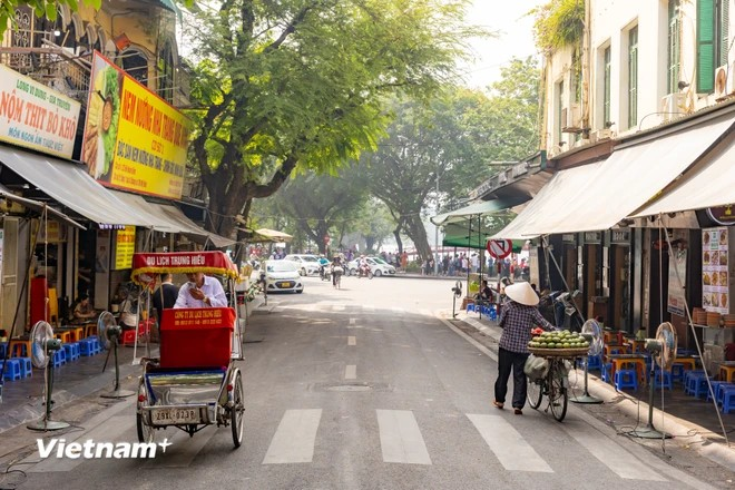 Ho Hoan Kiem street is about 52m with only five house numbers. This small street nestles in a corner of the Old Quarter, leading from Cau Go street to Dinh Tien Hoang street, looking straight towards Hoan Kiem Lake. (Photo: VietnamPlus)