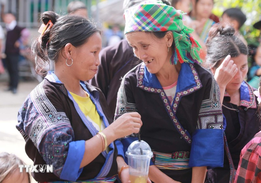 The market only opens twice a month, so many people come not only to trade goods but also to catch up with each other. (Photo: VNA)