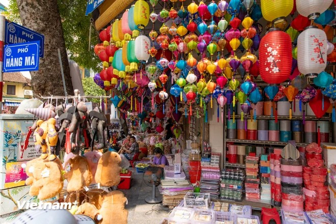 The most striking feature of Hang Ma street is its "transformation" with the seasons. From Lunar New Year, Mid-Autumn Festival, to Christmas and Halloween, each occasion gives the street a fresh, vibrant, and captivating look. (Photo: VietnamPlus)