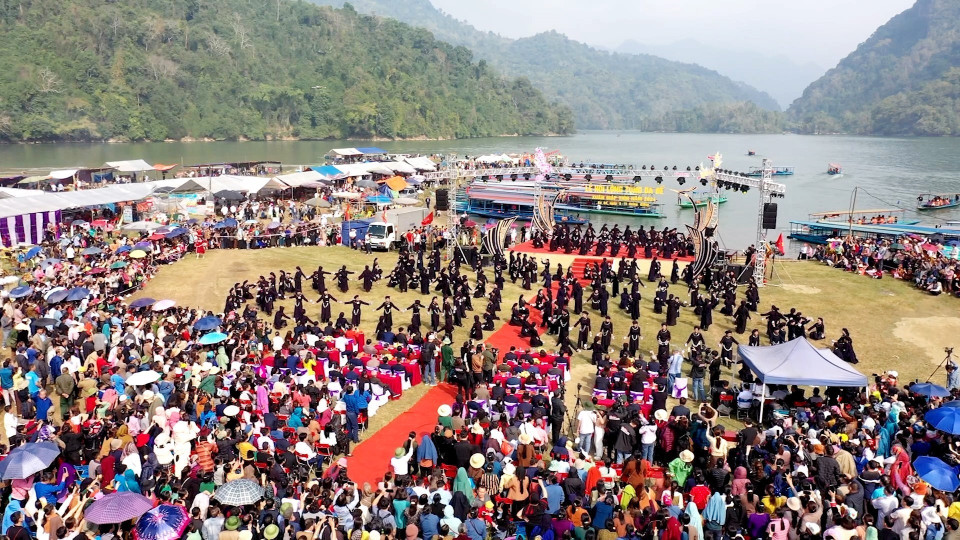The bowl dance performance during Bac Kan Province Culture and Tourism Week 2024. (Photo: VNP/VNA)