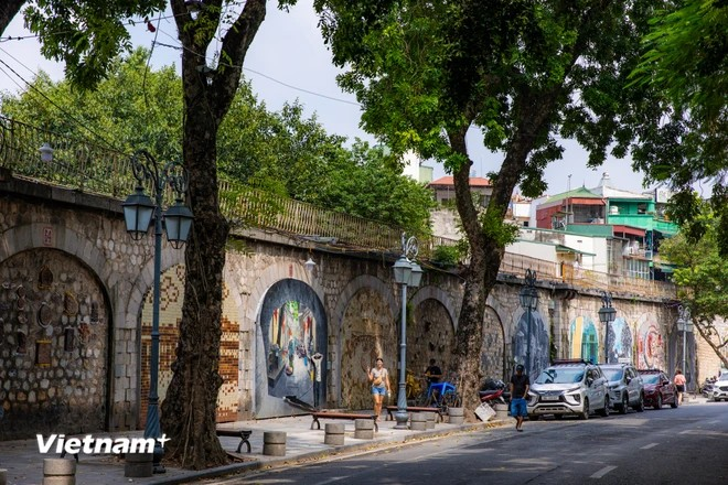 Phung Hung Mural street has quickly become an ideal "check-in" spot for young people and tourists. Notably, the area frequently hosts cultural and street art activities, adding even more vibrancy and charm to this unique artistic space. (Photo: VietnamPlus)