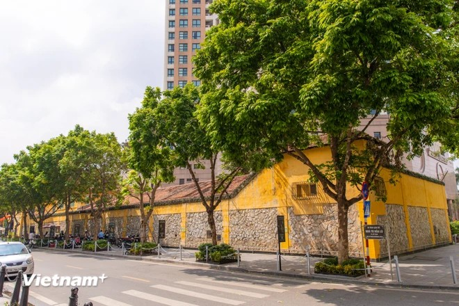 Hoa Lo street stretches 165m in length and 10m in width, connecting Hai Ba Trung street and Ly Thuong Kiet street. The street is “encircled” by stone and reinforced concrete walls that reach up to 4m in height. (Photo: VietnamPlus)