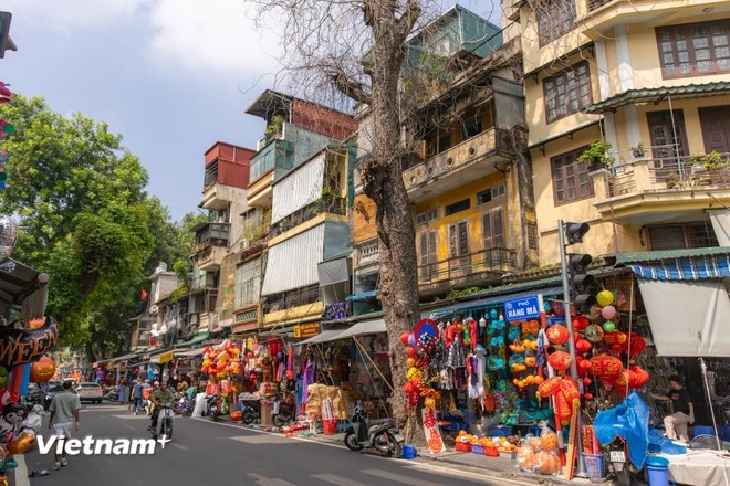 Hang Ma street not only attracts locals but also becomes a popular destination for tourists, especially during festive seasons. The lively scene of stalls, with thousands of colorful products displayed along both sides of the street, creates a cheerful and vibrant atmosphere. (Photo: VietnamPlus)