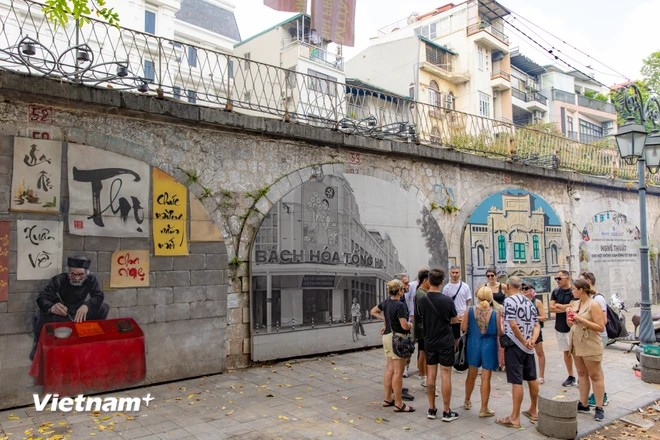 The murals at Phung Hung street are painted along the stone archways under the train tracks, depicting everyday life of Hanoi residents in the past. These murals not only beautify the street but also serve as a meaningful reminder, preserving the memories of a past Hanoi. (Photo: VietnamPlus)