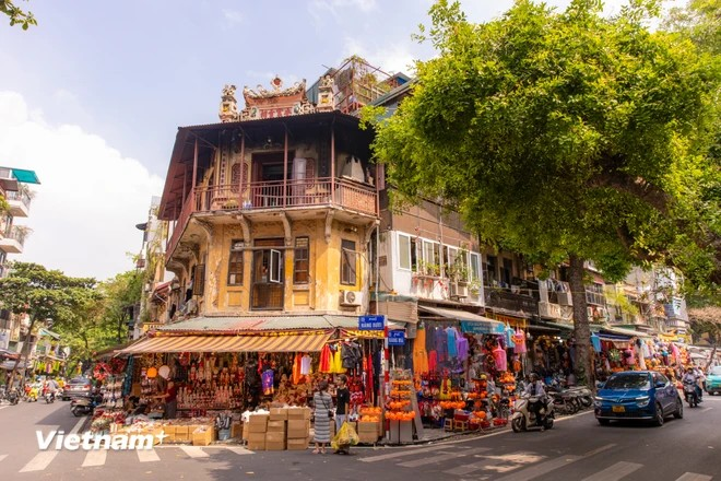 Located in the heart of Hanoi's Old Quarter, Hang Ma street has long been famous for its vibrant and bustling atmosphere year-round, especially during festive occasions like Lunar New Year (Tet) and the Mid-Autumn Festival. This street is lined with shops specializing in decorative items, from lanterns and joss paper to various handmade ornaments. (Photo: VietnamPlus)