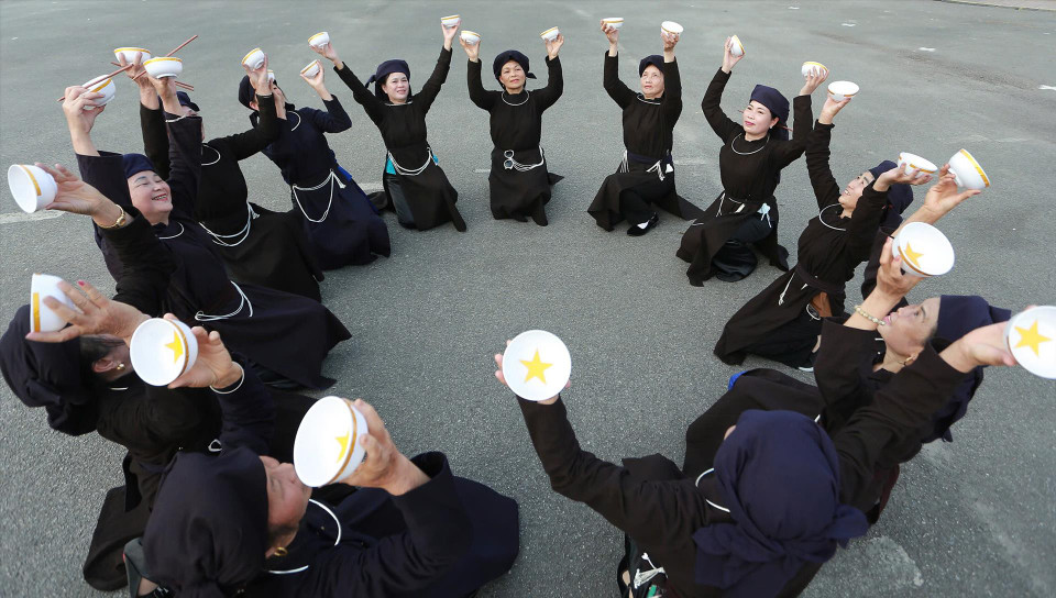 The bowl dance of the Tay ethnic people in Bac Kan is often performed during festivals and Lunar New Year (Tet) festival. (Photo: VNP/VNA)