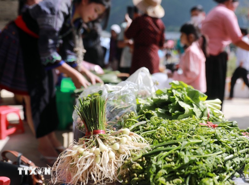 People come to the market to buy agricultural products made by the local community. (Photo: VNA)