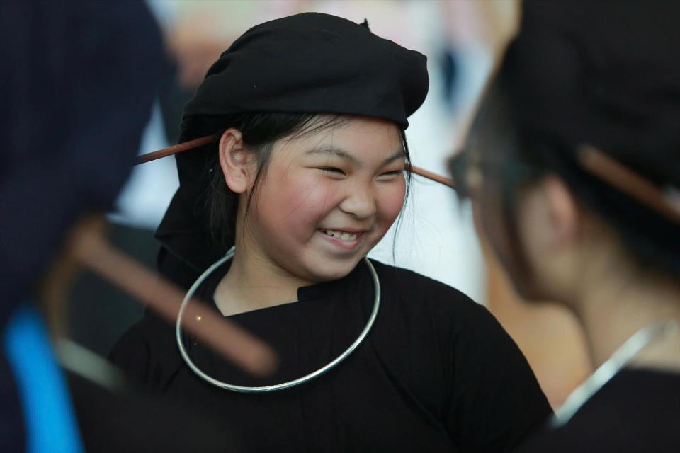 Tay girls in Bac Kan province in the bowl dance festival. (Photo: VNP/VNA)