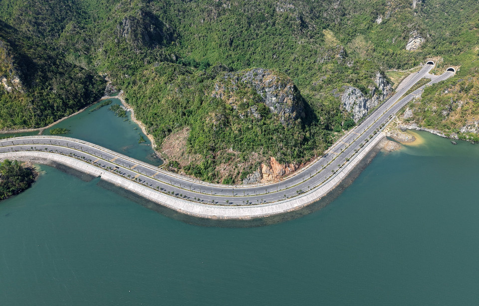 The unique feature of the coastal route is its impressive winding curves that follow the natural limestone mountain ranges. (Photo: Quoc Khanh – VNA)