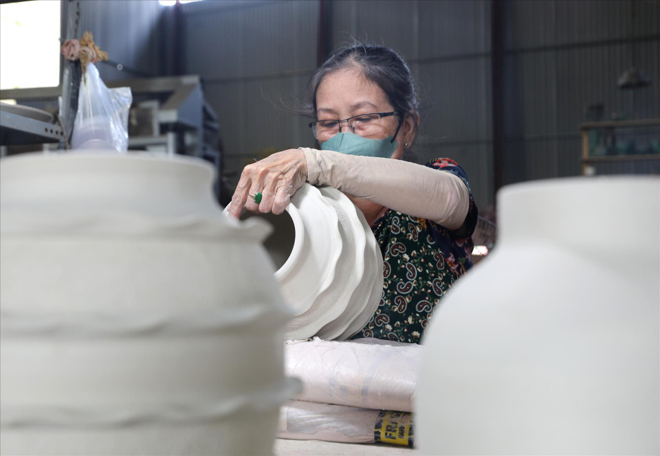There are many factors that create distinctive features for Bien Hoa pottery, such as the technique on formulating glazes and the application of glazes and firing. (Photo: Vietnam Pictorial/VNA)