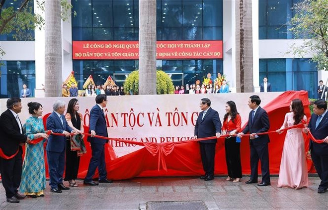 Prime Minister Pham Minh Chinh and delegates perform the inauguration ceremony of the Ministry of Ethnic and Religious Affairs. (Photo: VNA)