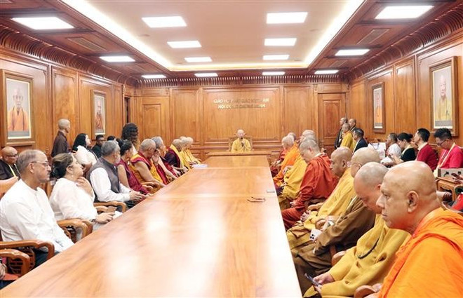 Most Venerable Thich Tri Quang, the Supreme Patriarch of the Patronage Council of the Vietnam Buddhist Sangha (VBS) receives heads of international Buddhist delegations attending Vesak 2025. (Photo: VNA) vna-potal-hoa-thuong-phap-chu-giao-hoi-phat-giao-viet-nam-tiep-truong-cac-doan-phat-giao-du-dai-le-vesak-2025-8014117.jpg
