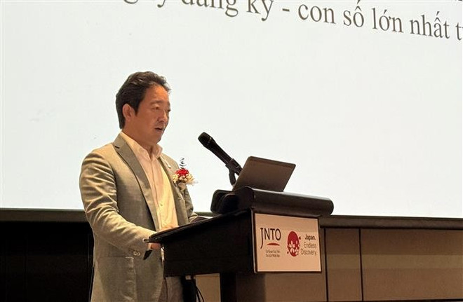 Deputy Ambassador of Japan to Vietnam Ishikawa Isamu delivers a speech at the event. (Photo: VNA) vna-potal-tang-cuong-ket-noi-truc-tiep-thuc-day-du-lich-song-phuong-viet-nam-nhat-ban-8127146.jpg