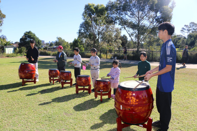 A drum performance at the Holiday Fun Day. (Photo: VNA) vna-potal-gan-ket-tre-em-goc-viet-tai-australia-voi-coi-nguon-thong-qua-cac-tro-choi-dan-gian-8149332.jpg