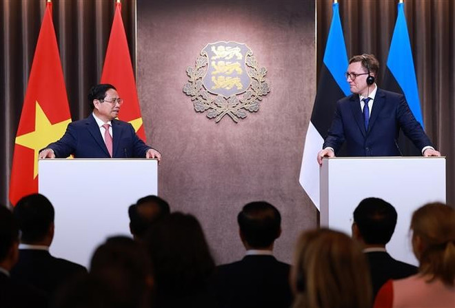 The two PMs chair a joint press conference to announce the results of their talks. (Photo: VNA) vna-potal-thu-tuong-pham-minh-chinh-hoi-dam-voi-thu-tuong-estonia-kristen-michal-8077228.jpg