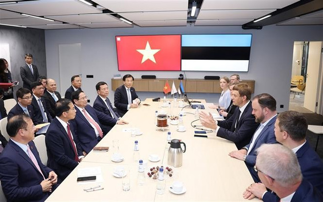Prime Minister Pham Minh Chinh at a meeting with leaders of Cybernetica. (Photo: VNA) vna-potal-thu-tuong-pham-minh-chinh-den-tham-cong-ty-cong-nghe-cybernetica-cua-estonia-8077792.jpg