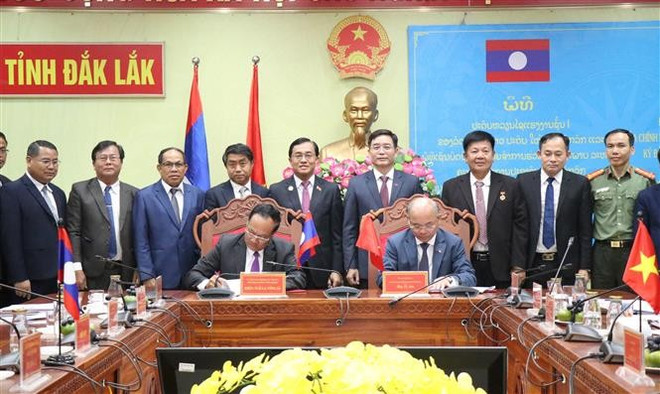 Dak Lak and Sekong authorities sign the MoU to bolster their cooperative ties. (Photo: VNA) vna-potal-tang-cuong-hop-tac-moi-mat-giua-tinh-dak-lak-va-sekong-lao-8076518.jpg