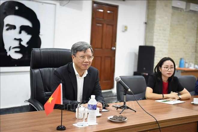 Vietnamese Ambassador to Cuba Le Quang Long at the meeting (Photo: VNA) cuba-2.jpg