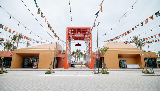 The seaside restaurant serves Sun Kraftbeer craft beer. (Photo: Sun Group) nha-hang-ven-bien-cat-ba.jpg