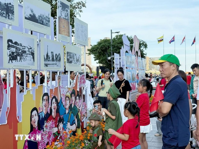 Ho Chi Minh City residents visit the exhibition on the 1975 Spring Victory in Ho Chi Minh City. (Photo: VNA) ngc6b0e1bb9di-dc3a2n-tham-quan-trie1bb83n-lc3a3m-ttxvn.jpg
