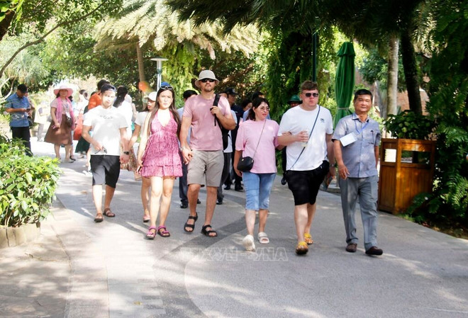 Tourists visit and experience Hon Thom in Phu Quoc special zone, An Giang province. (Photo: VNA) 132541-du-khach-tham-quan-trai-nghiem-hon-thom-dac-khu-phu-quoc-an-giang-anh-le-huy-hai-ttxv.jpg
