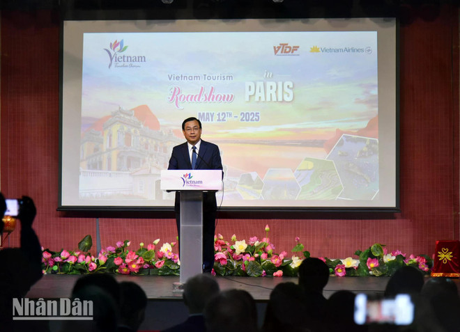 Director of the Vietnam National Authority of Tourism Nguyen Trung Khanh delivers a speech at the event. (Photo: nhandanonline) xuc-tien-du-lich-vn-phap-duy-4-6230-9821jpg.jpg