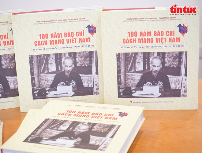 The photo book “100 Years of Vietnam’s Revolutionary Press (1925–2025)”. (Photo: VNA) ttt-2.jpg