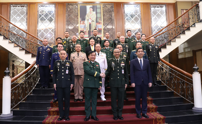 Delegates at the 6th Vietnam-Thailand Defence Policy Dialogue pose for a group photo. (Photo: VNA) vna-potal-doi-thoai-chinh-sach-quoc-phong-viet-nam-e28093-thai-lan-lan-thu-6-7920203.jpg