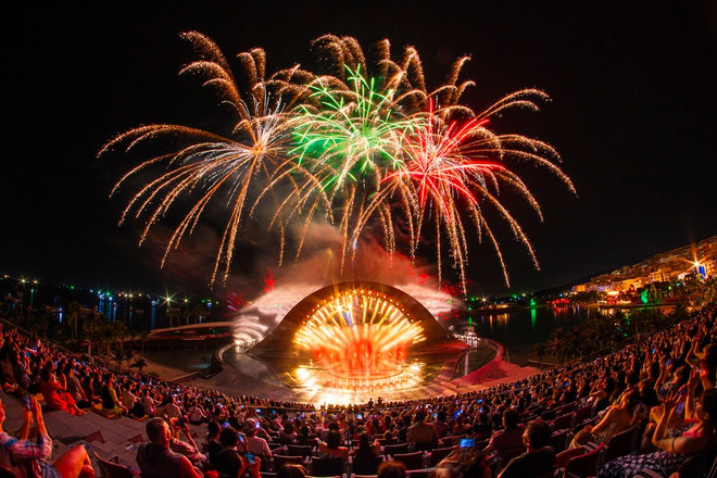 The Kiss of the Sea show invested by Sun Group in Phu Quoc is certified as a Guinness record. (Photo: Sun Group)
