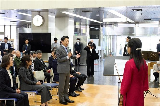 Governor of Fukuoka Prefecture, Hattori Seitaro, delivers a welcome speech to the Vietnamese artists at the "Welcome Concert." (Photo: VNA) vna-potal-hoa-nhac-giao-huong-huu-nghi-viet-nam-e28093-nhat-ban-tai-fukuoka-nhat-ban-thanh-cong-ruc-ro-7998829.jpg