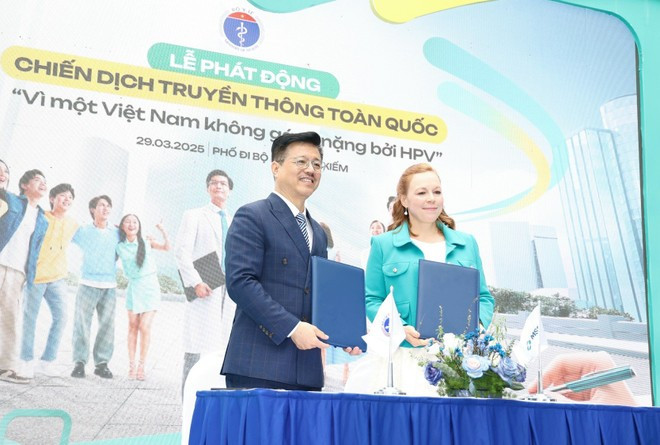The Central Health Communication and Education Centre under the Ministry of Health and MSD Vietnam sign an agreement to launch the communication campaign "For a Vietnam free from the burden of HPV." (Photo: VietnamPlus) ky-ket.jpg