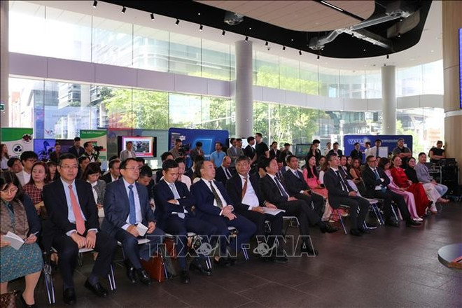 Participants in the Science and Technology Dialogue Forum and the launch of the VietNEST Vietnamese-language learning platform. (Photo: VNA) dien-dan.jpg