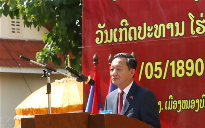 Vietnamese Ambassador to Laos Nguyen Minh Tam delivers his speech at the ceremony. (Photo: VNA) vna-potal-le-ky-niem-135-nam-ngay-sinh-chu-tich-ho-chi-minh-tai-lao-8039828.jpg