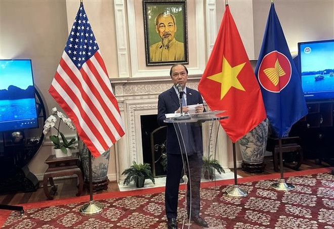 Vietnamese Ambassador to the US Nguyen Quoc Dung delivers his remarks at the ceremony. (Photo: VNA) vna-potal-quang-ba-hinh-anh-viet-nam-toi-gioi-hoc-thuat-chuyen-ve-dong-nam-a-o-my-8038787.jpg