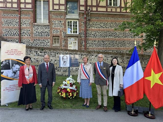 Leaders of the Vietnamese Embassy in France and representatives of Sainte-Adresse city pose for a photo beside the memorial plaque dedicated to President Ho Chi Minh. (Photo: VNA) vna-potal-nhieu-hoat-dong-ky-niem-135-nam-ngay-sinh-cua-chu-tich-ho-chi-minh-tai-phap-8042114.jpg