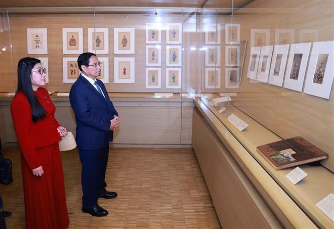 The PM spends considerable time viewing artefacts from Vietnam as well as exhibits reflecting historical ties between Vietnam and France at the museum. (Photo: VNA) vna-potal-thu-tuong-tham-quan-bao-tang-quai-branly-tai-thu-do-paris-phap-8086423.jpg