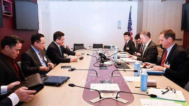Vietnamese Minister of Industry and Trade Nguyen Hong Dien, head of the Vietnamese Government’s negotiation team, and US Trade Representative Jamieson Greer hold ministerial-level meeting within the framework of negotiations on a reciprocal trade agreement between the two countries. (Photo published by VNA) vna-potal-phien-dam-phan-cap-bo-truong-hiep-dinh-song-phuong-ve-thuong-mai-doi-ung-giua-viet-nam-va-hoa-ky-tai-paris-stand-2.jpg