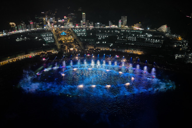 Cat Ba Central Bay lights up with world-class artistic experience. (Photo: Sun Group) show-ban-giao-huong-dao-xanh-xac-lap-2-ky-luc-the-gioi-1.jpg