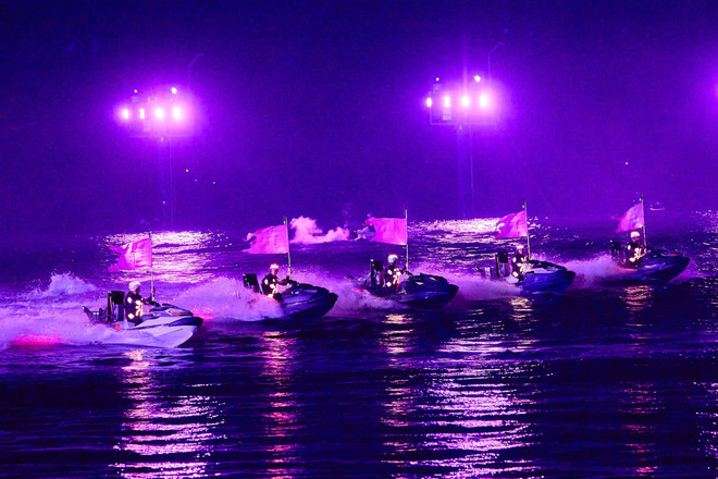 The show gathers nearly 40 world-class international athletes performing simultaneously. (Photo: Sun Group) show-ban-giao-huong-dao-xanh-xac-lap-2-ky-luc-the-gioi-8784.jpg