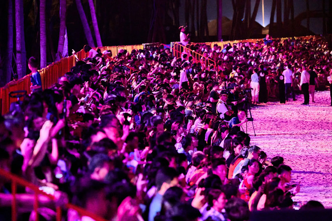 The stands are fully occupied on the opening night of the show. (Photo: Sun Group) show-ban-giao-huong-dao-xanh-xac-lap-2-ky-luc-the-gioi-2-9743.jpg
