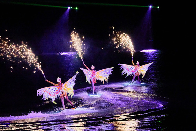 The image of the Crane Fairy (Photo: Sun Group) show-ban-giao-huong-dao-xanh-xac-lap-2-ky-luc-the-gioi-1-6880.jpg