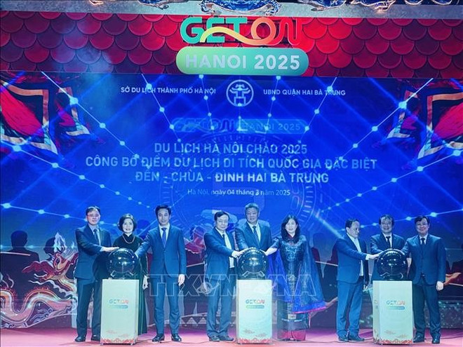 Delegates kick off the "Get on Hanoi 2025" tourism programme. (Photo: VNA) get-on-hanoi-040325-1.jpg
