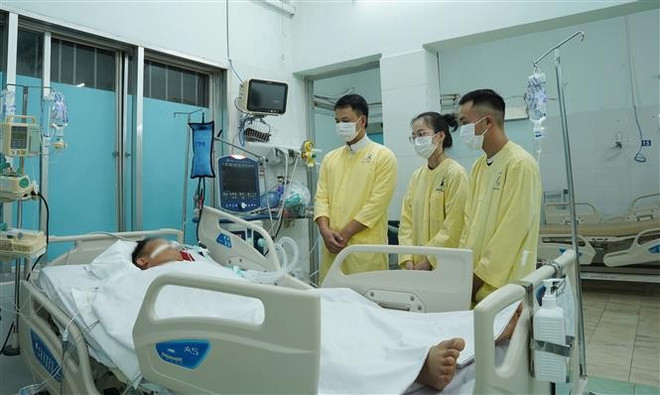 The family of the brain-dead organ donor bid a final farewell to their loved one. (Photo: VNA) vna-potal-hoan-thanh-7-ca-ghep-tang-xuyen-viet-tu-mot-nguoi-chet-nao-8095657.jpg