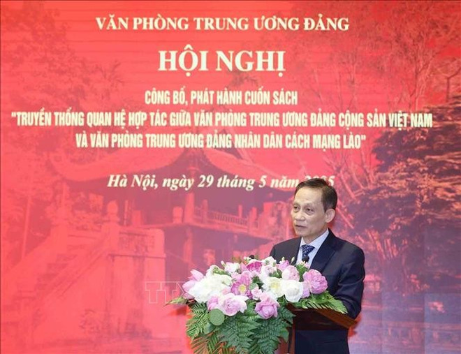 Le Hoai Trung, Secretary of the CPV Central Committee and Chief of the Committee's Office delivers speech at the conference. (Photo: VNA) vietnam-lao-29052025-01.jpg