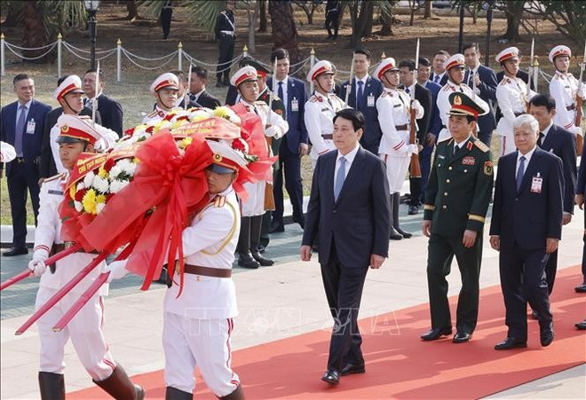 President Luong Cuong and the Vietnamese delegation lay a wreath at the Monument of Lao Heroes and Martyrs in Vientiane. (Photo: VNA) ctn-1.jpg