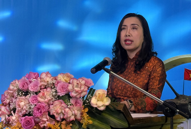 Deputy Minister of Foreign Affairs Le Thi Thu hang speaks at the ceremony. (Photo: VNA) vna-potal-tuoi-tre-kieu-bao-chung-tay-viet-tiep-cau-chuyen-hoa-binh-8153191.jpg