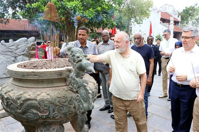 Foreign diplomats offer incense at the Kiep Bac relic site. (Photo: VNA) vna-potal-doan-dai-su-truong-dai-dien-cac-to-chuc-quoc-te-tai-viet-nam-tham-di-tich-con-son-kiep-bac-8036686.jpg