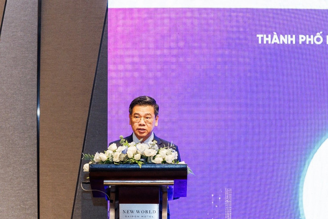 Nguyen Van Dung, Vice Chairman of the HCM City People’s Committee, delivers theoOpening speech at the Forum. (Photo publised by VNA) picture2.jpg