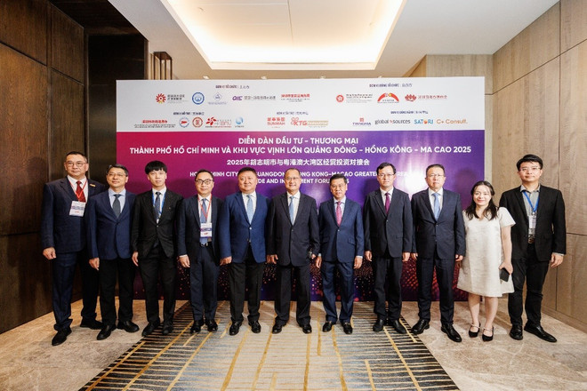 From left to right: Jesse Choi (third), Regional Director of Sunwah Group (ASEAN); Owin Fung (fourth), Director of HKETO; Jiang Likun (fifth), Director of the Hong Kong and Macau Affairs Office of the Shenzhen municipal People’s Government; Jonathan Choi (sixth), Chairman of the GBA Entrepreneurs Alliance, HKVCC, the Chamber of Commerce of Hong Kong in Qianhai (Shenzhen), and Sunwah Group; Nguyen Van Dung (seventh), Vice Chairman of the HCM City People’s Committee; Xu Zhou (eighth), Acting Consul General of China in HCM City; Yuan Fuyong (ninth), Deputy Director of the Administration Bureau of the Qianhai Shenzhen-Hong Kong Modern Service Industry Cooperation Zone of Shenzhen; and leaders of business association in HCM City. (Photo published by VNA) picture1.jpg