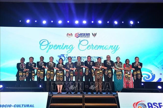 ASEAN ministers and heads of delegation pose for a photo at the meeting. (Photo: VNA) vna-potal-hoi-nghi-hoi-dong-cong-dong-van-hoa-xa-hoi-asean-lan-thu-33-stand.jpg